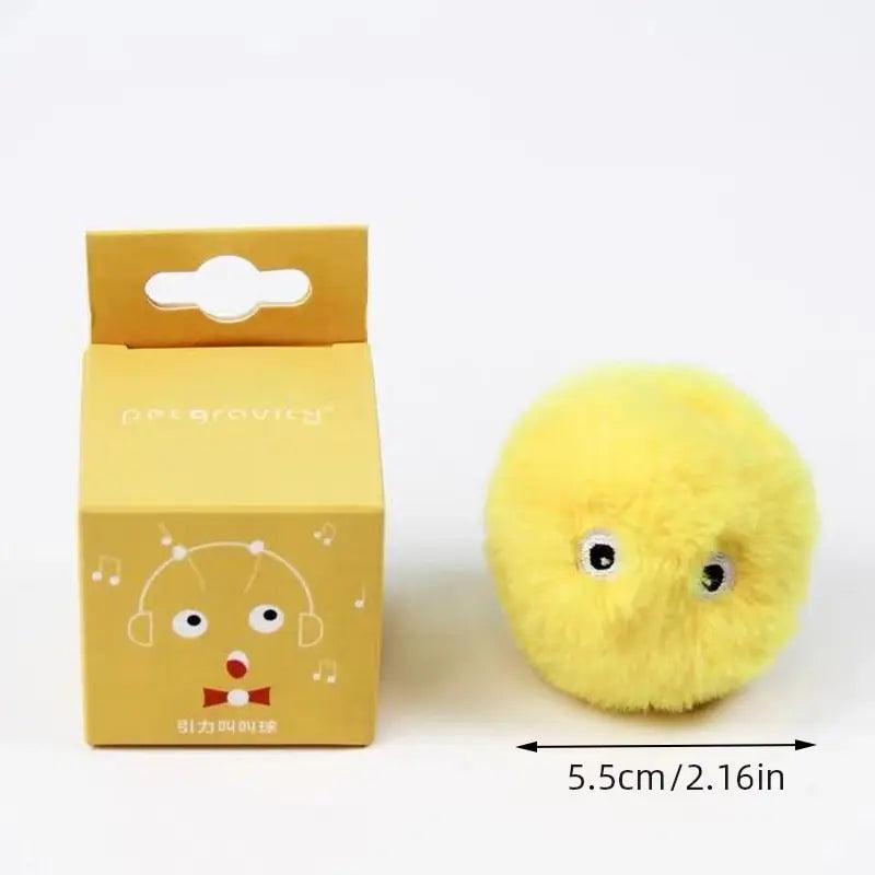 Bola de pelúcia Amarela com textura macia e expressão alegre, estimula o instinto brincalhão dos gatos.