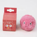 Bola de pelúcia vermelho claro  com textura macia e expressão alegre, estimula o instinto brincalhão dos gatos.